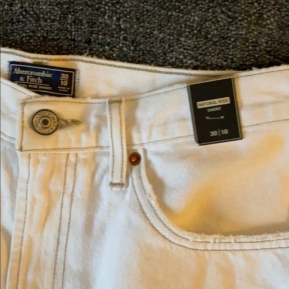 A&F white natural rise shorts - Picture 2 of 3